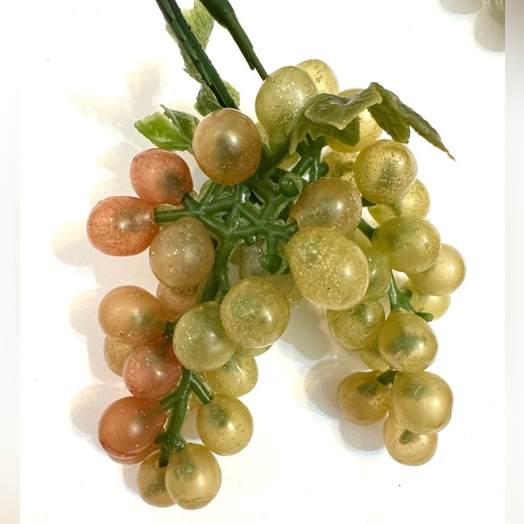 4 Vintage Retro Artificial Fruit Rubber Green Grape Clusters With Plastic Leaves - Picture 2 of 10